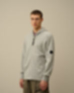 Homme portant un sweat-shirt à capuche gris avec un zip Boutique Karsenty