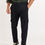 Miniature : Homme portant un pantalon cargo noir dans une boutique Karsenty.
