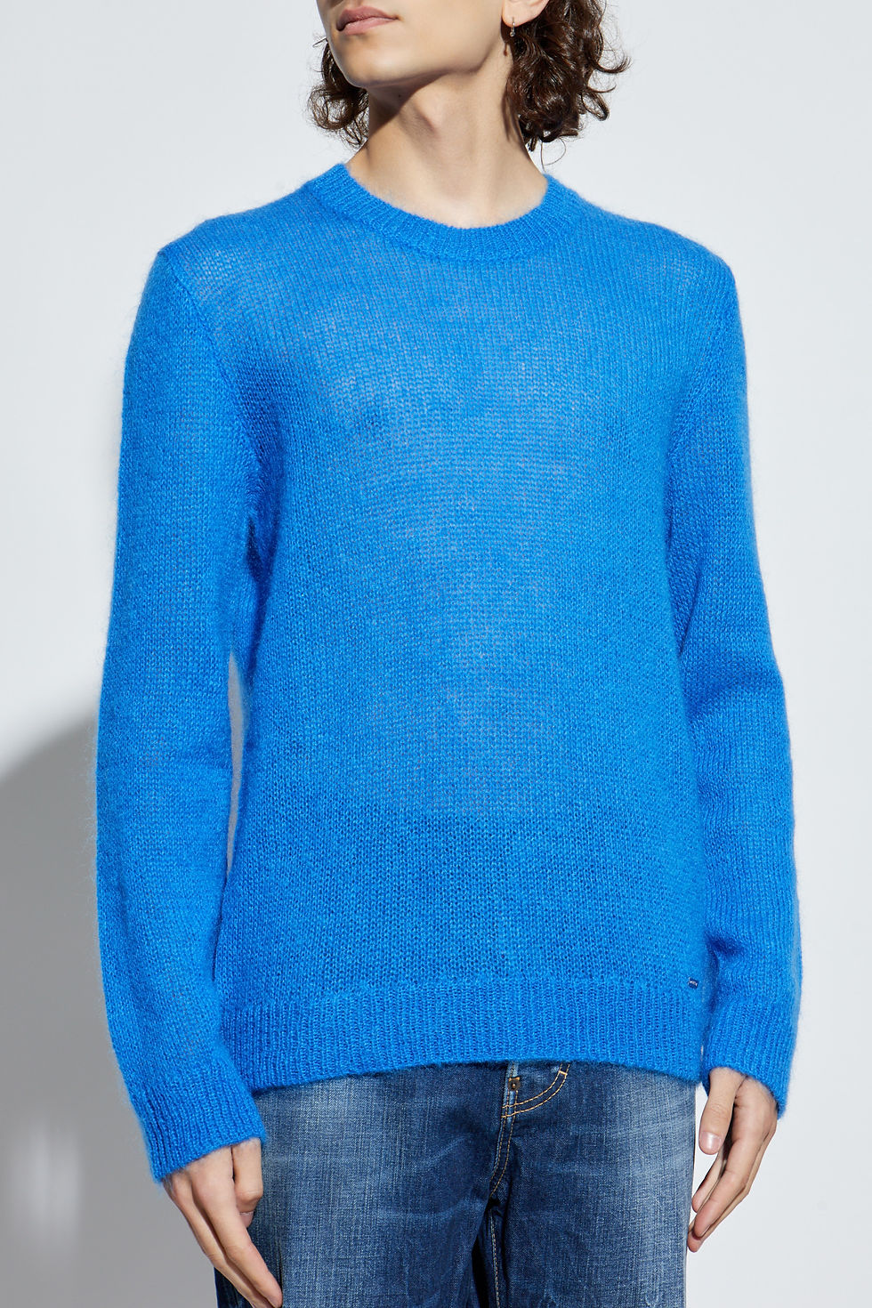 Miniature : Un homme porte un pull bleu électrique, un produit de la Boutique Karsenty.