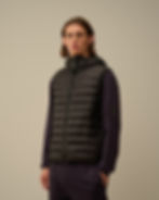 Homme portant gilet sans manches noir. Sweat-shirt façon cardigan à capuche en jersey double.