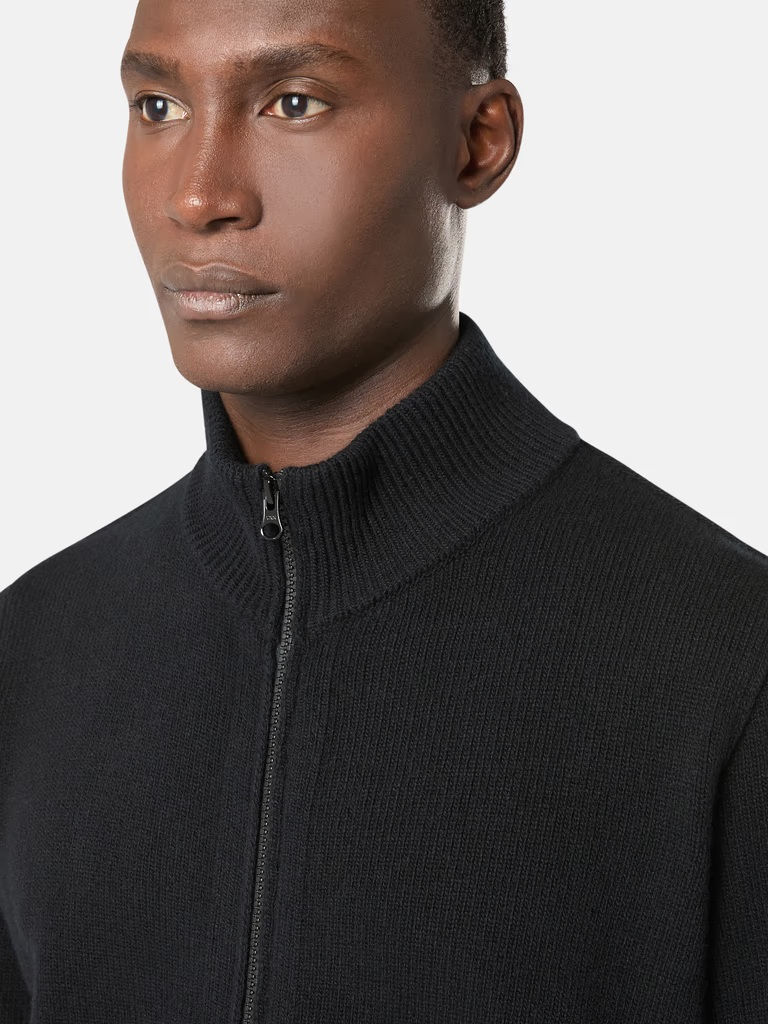 Miniature : Homme porte une veste noire. 2100039 60/2 COTTON JERSEY, regardant vers la droite.