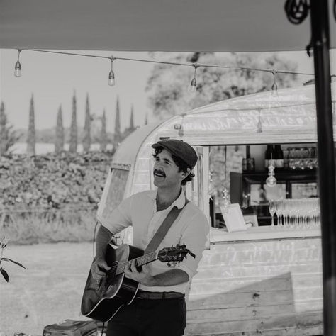 How long and when do wedding musicians play?