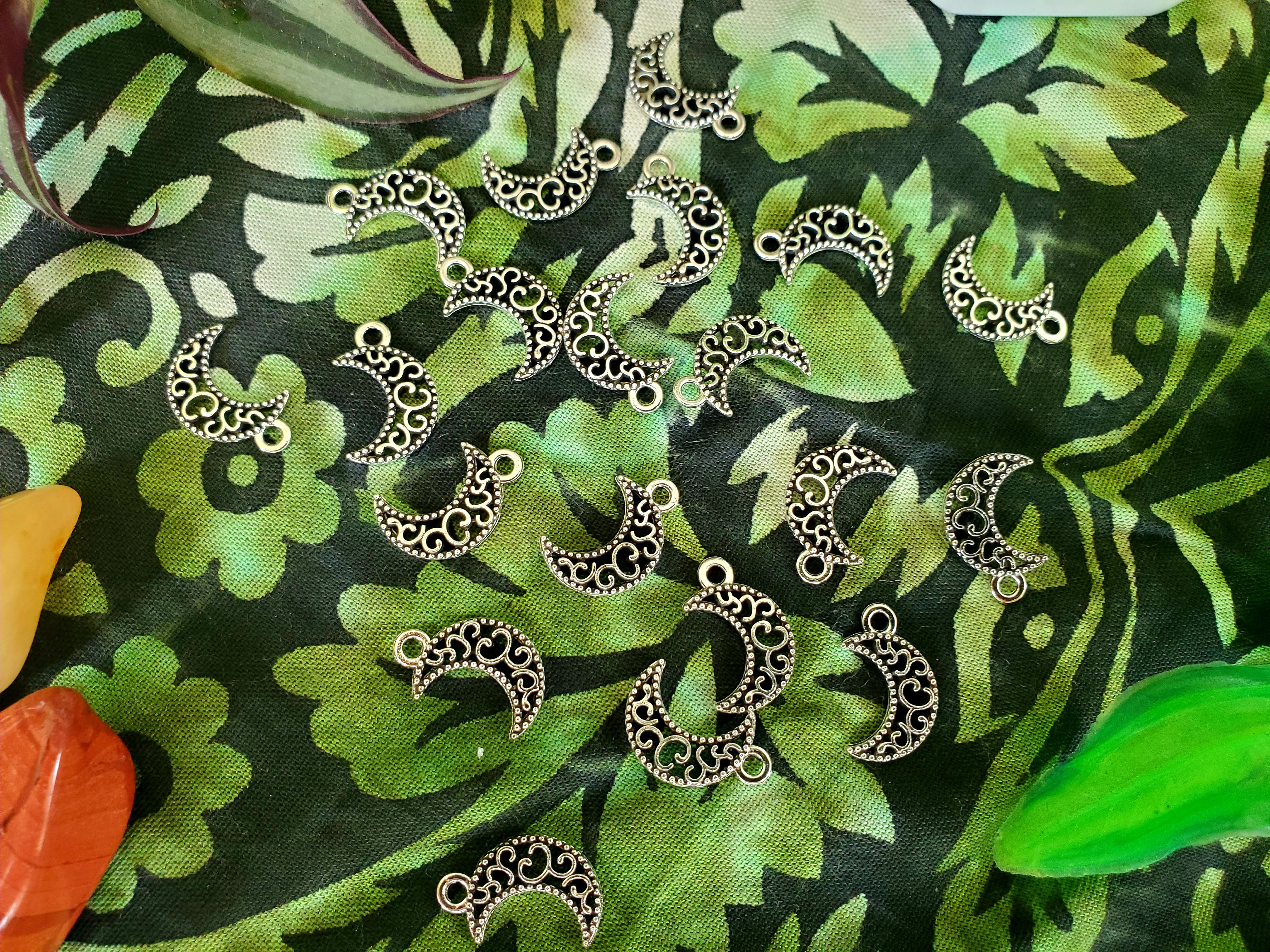 Crescent Moon Charm Pendant (30pcs)