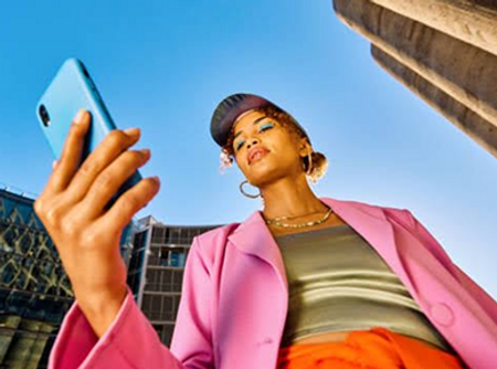 Pulr App Social E-commerce fashion app girl using app