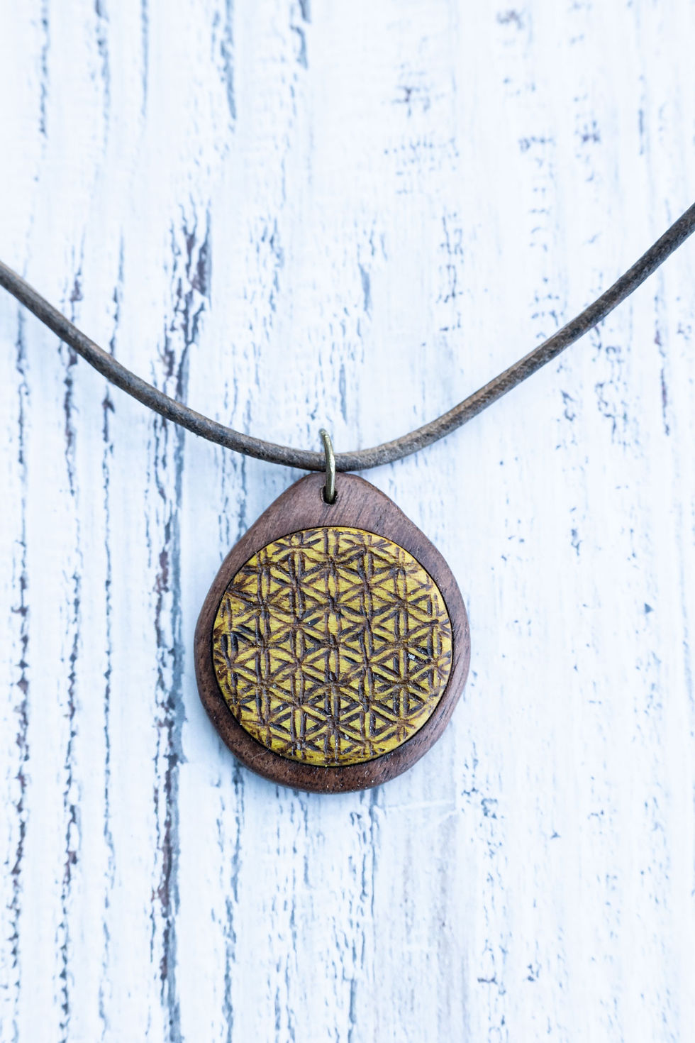 Miniaturbild: Blume des Lebens eingebrannt auf gelben stabilisierten Holz eingefasst in Nussbaum