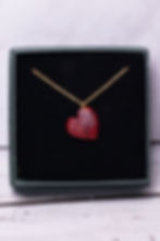 Zierliche Herz-Halskette aus rötlichem natürlichen Holz an einer goldfarbenen Edelstahlkette.