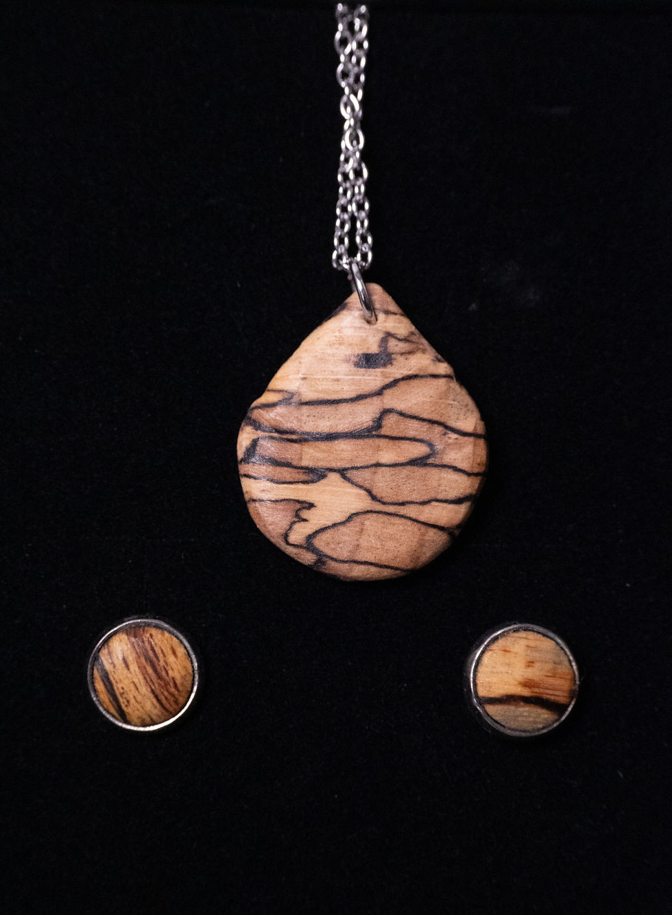 Schmuckset aus Holzkette und Ohrsteckern aus gestockter Buche