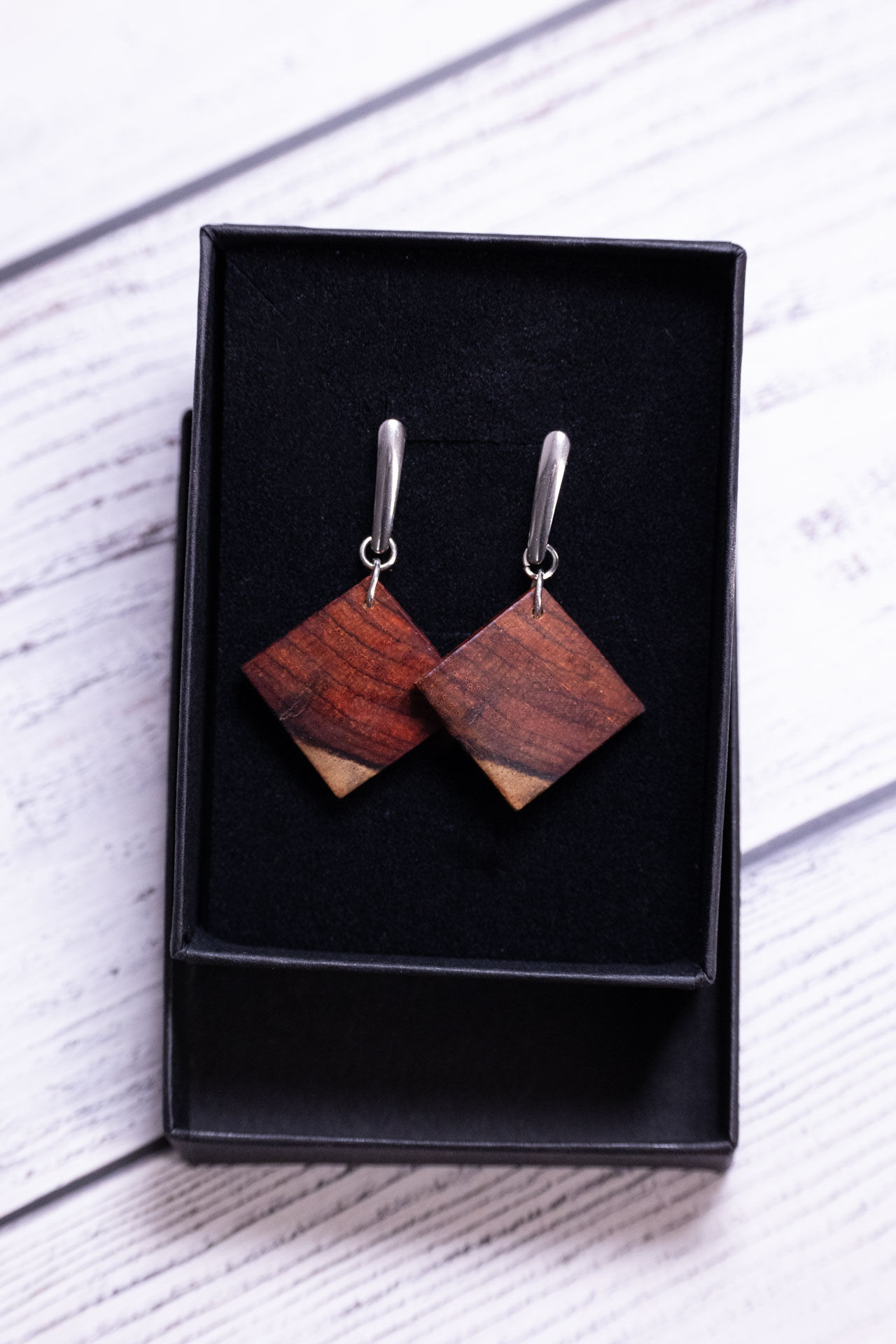 Holzohrringe aus Cocobolo Holz an Edelstahlfassung