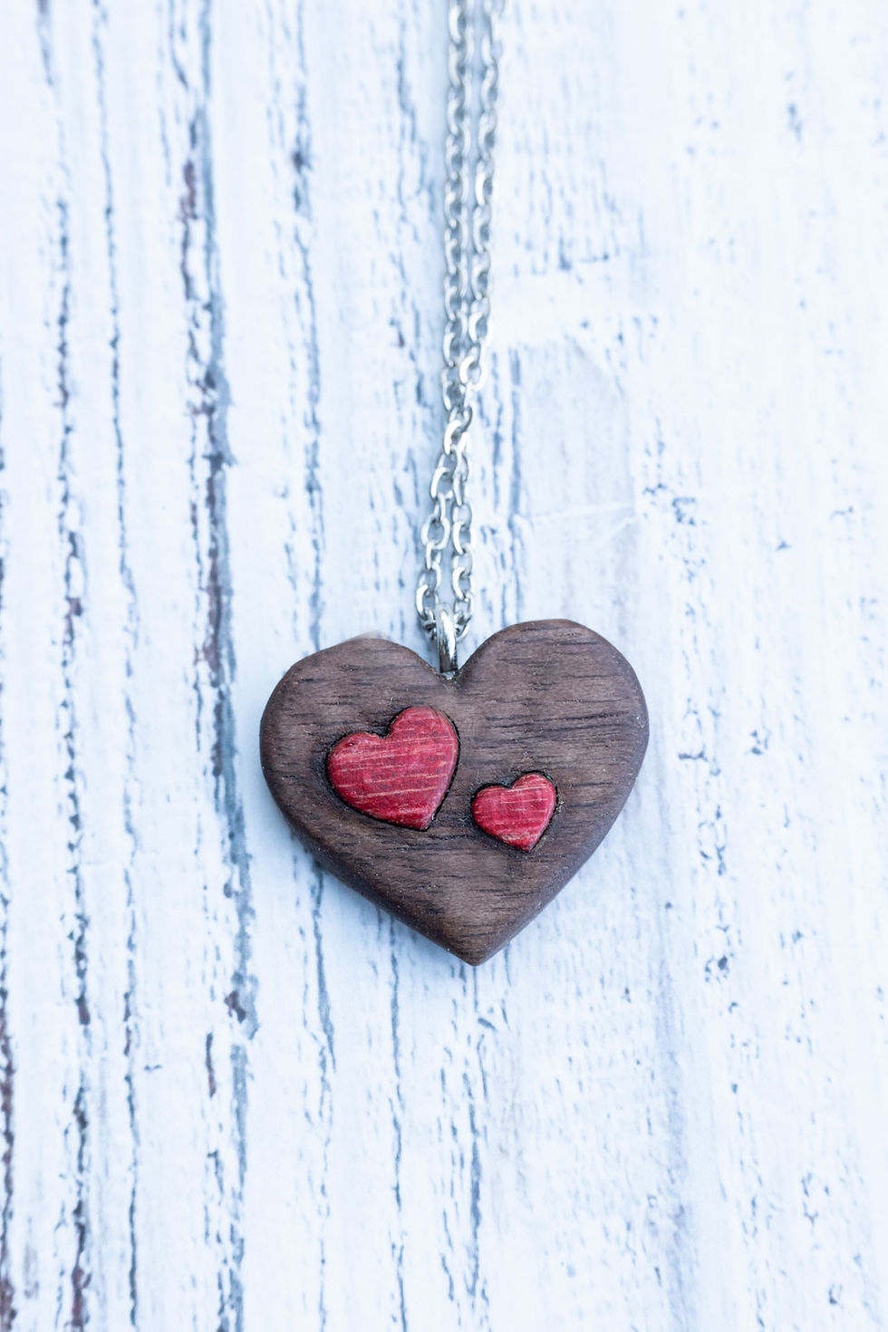 Holzkette mit roten eingesetzten Herzen