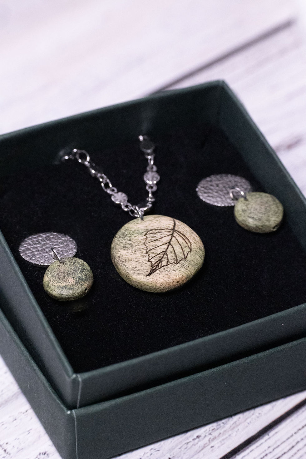 Holzschmuck Set aus grüner stabilisierter Pappel inklusive Gravur