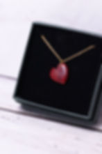 Zierliche Herz-Halskette aus rötlichem natürlichen Holz an einer goldfarbenen Edelstahlkette.