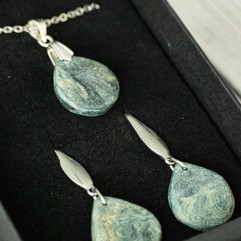 Schmuckset aus blau stabilisiertem Holz