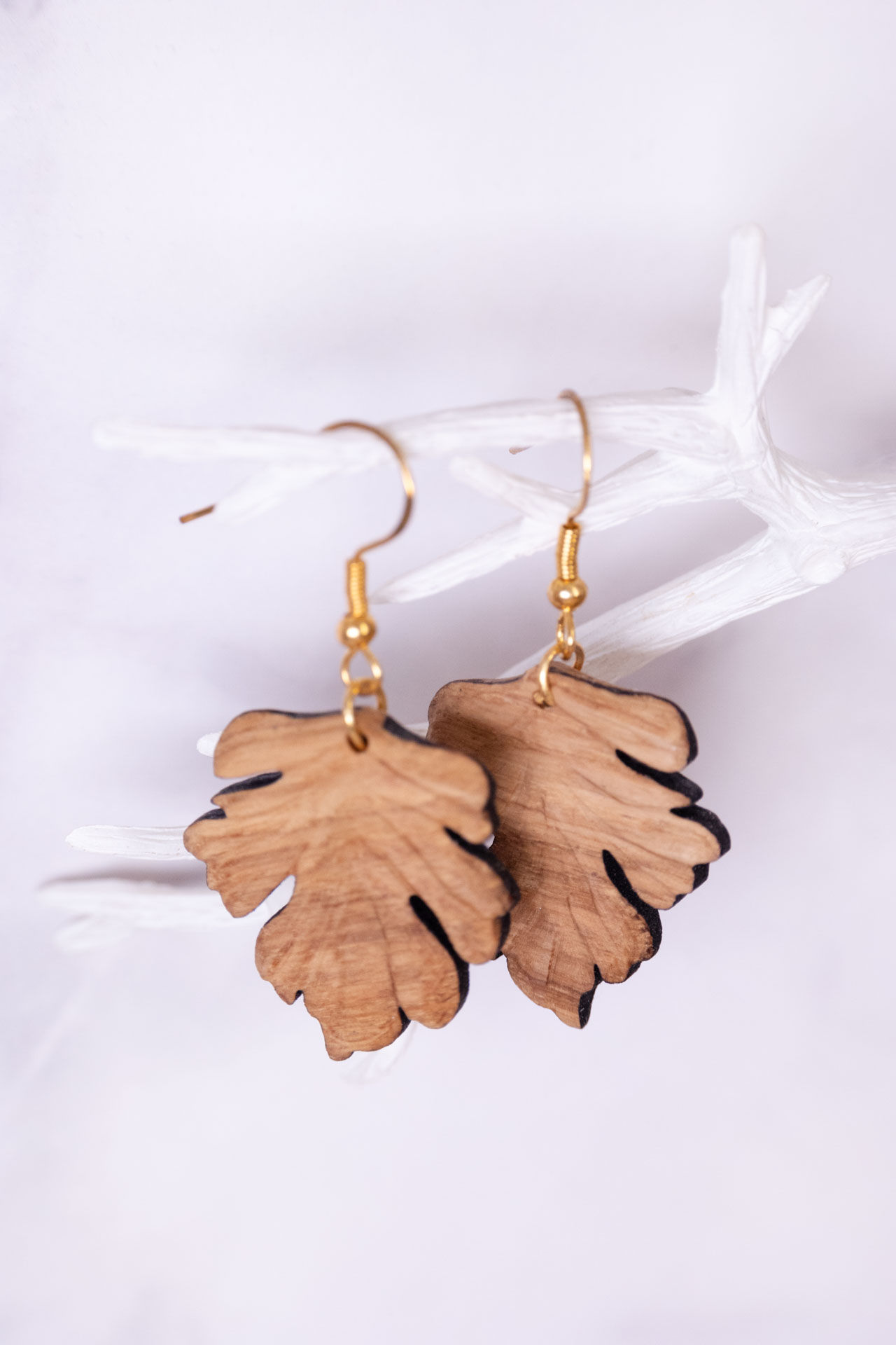 Holzohrringe in Form von Blättern aus Eichenholz