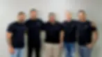Cinco colaboradores da Scala posando juntos para foto, todos usando camisetas escuras com o logotipo da empresa