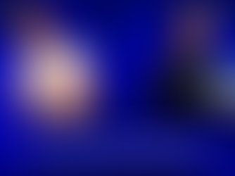 Dois profissionais, um homem negro sorrindo com camisa branca e caneta na mão e outro homem usando terno, óculos e fones, segurando um tablet, ilustrando trabalho híbrido e flexível em 2025 para departamentos pessoais