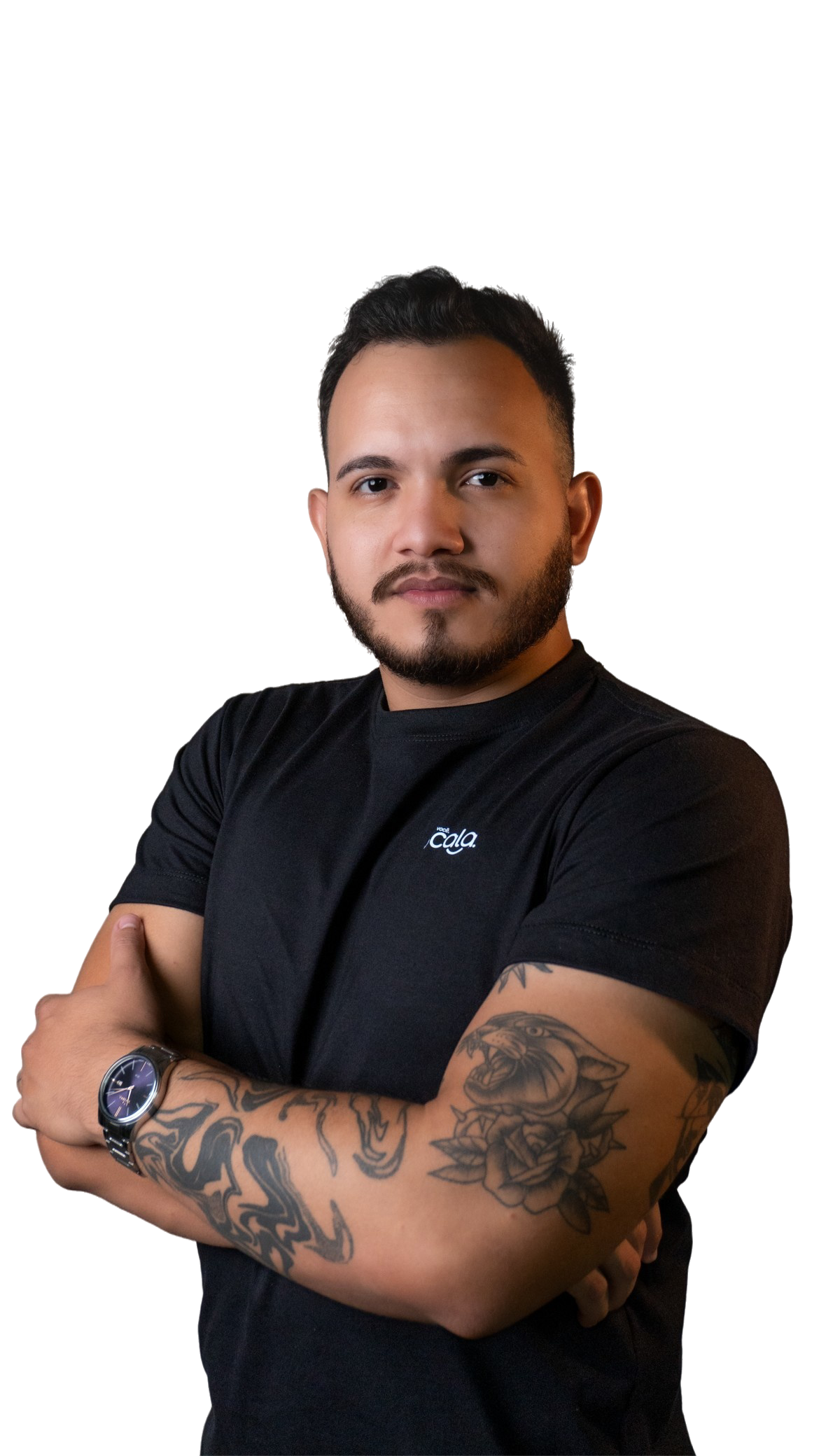 Colaborador da Scala posando para foto em estúdio, de braços cruzados, usando camiseta preta sobre fundo claro.