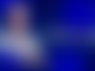 Mulher sorrindo segurando uma caixa, ao fundo tons de azul, com texto informativo sobre envio obrigatório de MIT sem movimento e garantia de estabilidade no processo.