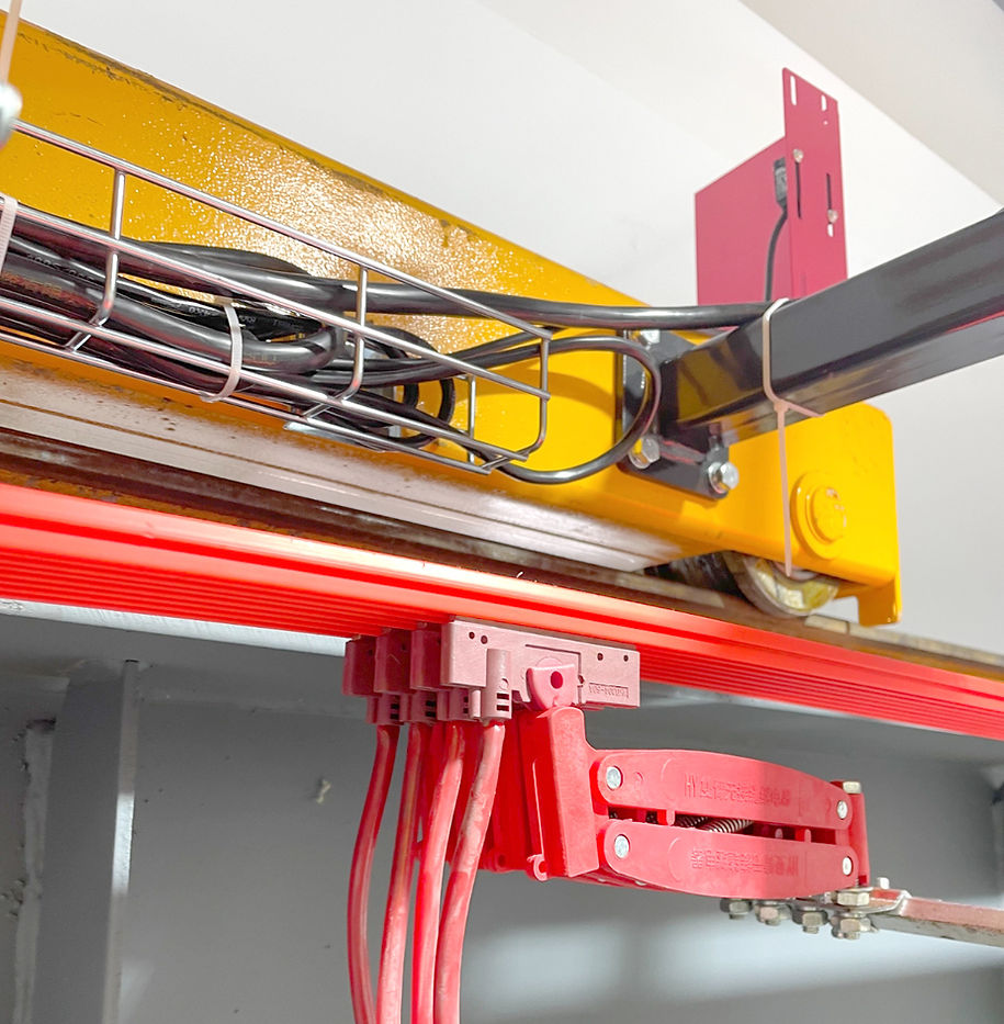 seamless-conductor-current-collector-for-crane