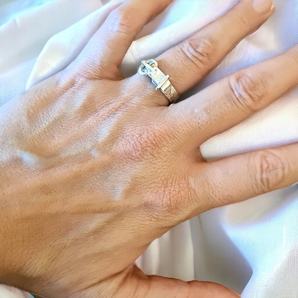 Thumbnail: Bague boucle ceinture , design élégant