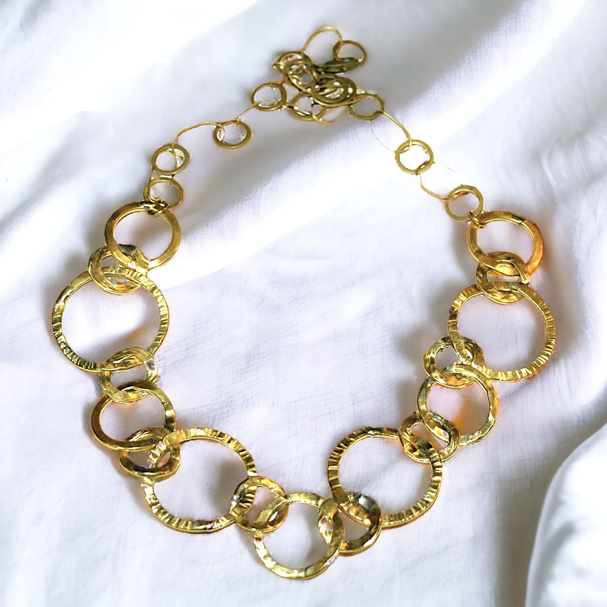 Collier anneaux en laiton martelé