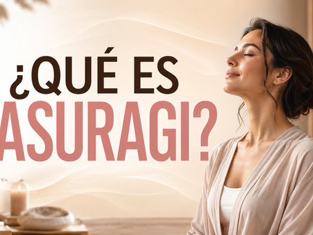 Mujer relajada en ambiente de bienestar practicando respiración consciente para Yasuragi, una experiencia de calma y estiramiento suave de BIOMEC Wellness Center.