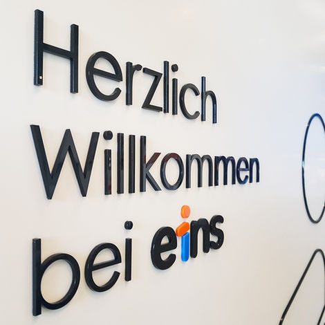 weiße wand mit schwarzen einzelnen acrylbuchstaben