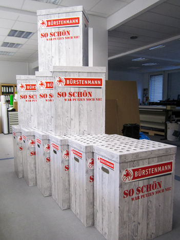 Sample production from the company Bürstenmann can be seen. These are holders for handled tools such as brooms. They were printed directly onto Kapaplast and then CNC cut and flattened.