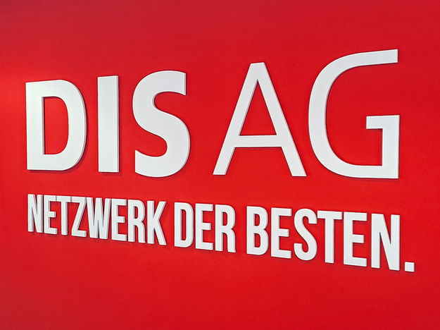 Weisser Schriftzug DIS AG Netzwerk der Besten auf roter Wand