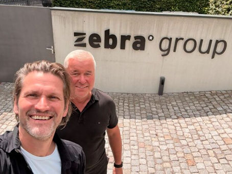 CEO Zebra Group Jörg G. Fieback mit Geschäftsführer Digital Color Service Chemnitz GmbH Heiko Schmalfuß vor neuem Logo der Zebra Group