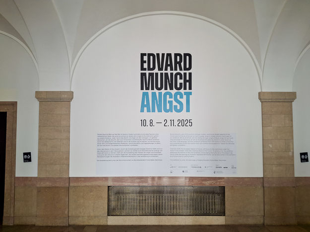 Edvard Munch „ANGST“ Ausstellung 10.8. – 2.11. 2025 auf Museumswand. Von uns wurden die beschriftung gedruckt, geplottet und verklebt.