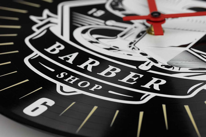 Schallplatte weiss bedruckt mit zahlen und dem Wort Barber Shop. Direkt bedruckte Schallplattenuhr mit individuellem Motiv