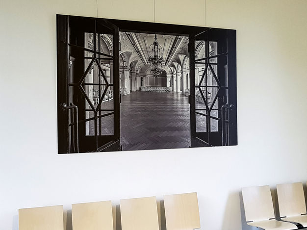 Schwarz-weiß-Foto von offen stehenden Türen zu einem leeren, prächtigen Ballsaal. Modernes Wandbild, sich wiederholende Betonstruktur unter blauem Himmel dargestellt. UV Direktdruck auf Aludibond mit verdeckter Wandmontage Chemnitz Christian Sünderwald