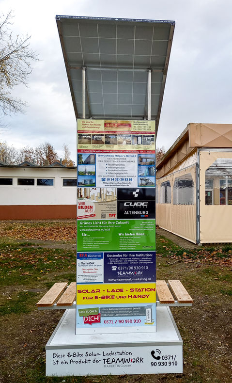 Werbesäule mit vielen Aufklebern