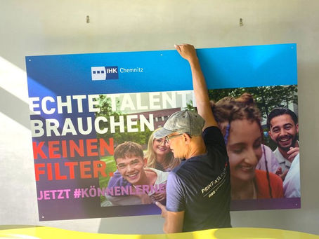Unser Mitarbeiter montiert eine Aludibondtafel