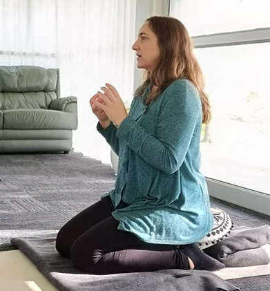 Anna Barker, subtle energy healer, teaching at an in-person subtle energy workshop