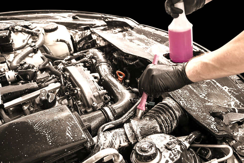 Limpeza de motor de carro com produto alcalino.