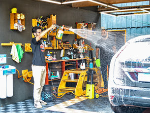 Lavagem de carro com Shampoo Automotivo sendo realizado em uma Estética Automotiva