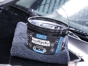 Embalagem do Masterful Degreaser 1kg posicionada sobre o capô de um carro, destacando o produto como desengraxante sólido para limpeza automotiva profissional.