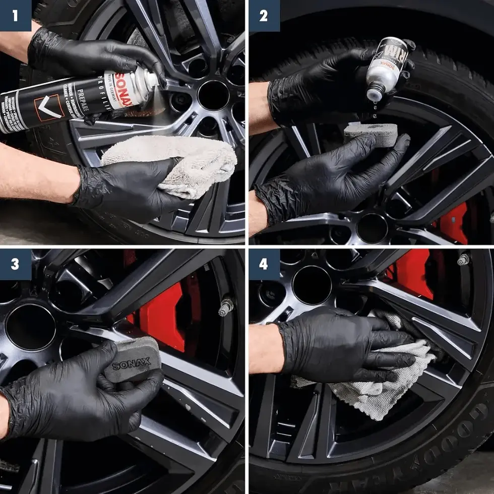 Quatro passos de limpeza de roda: mãos com luvas aplicam spray e esfregam uma roda preta brilhante com pinça vermelha, números 1-4.