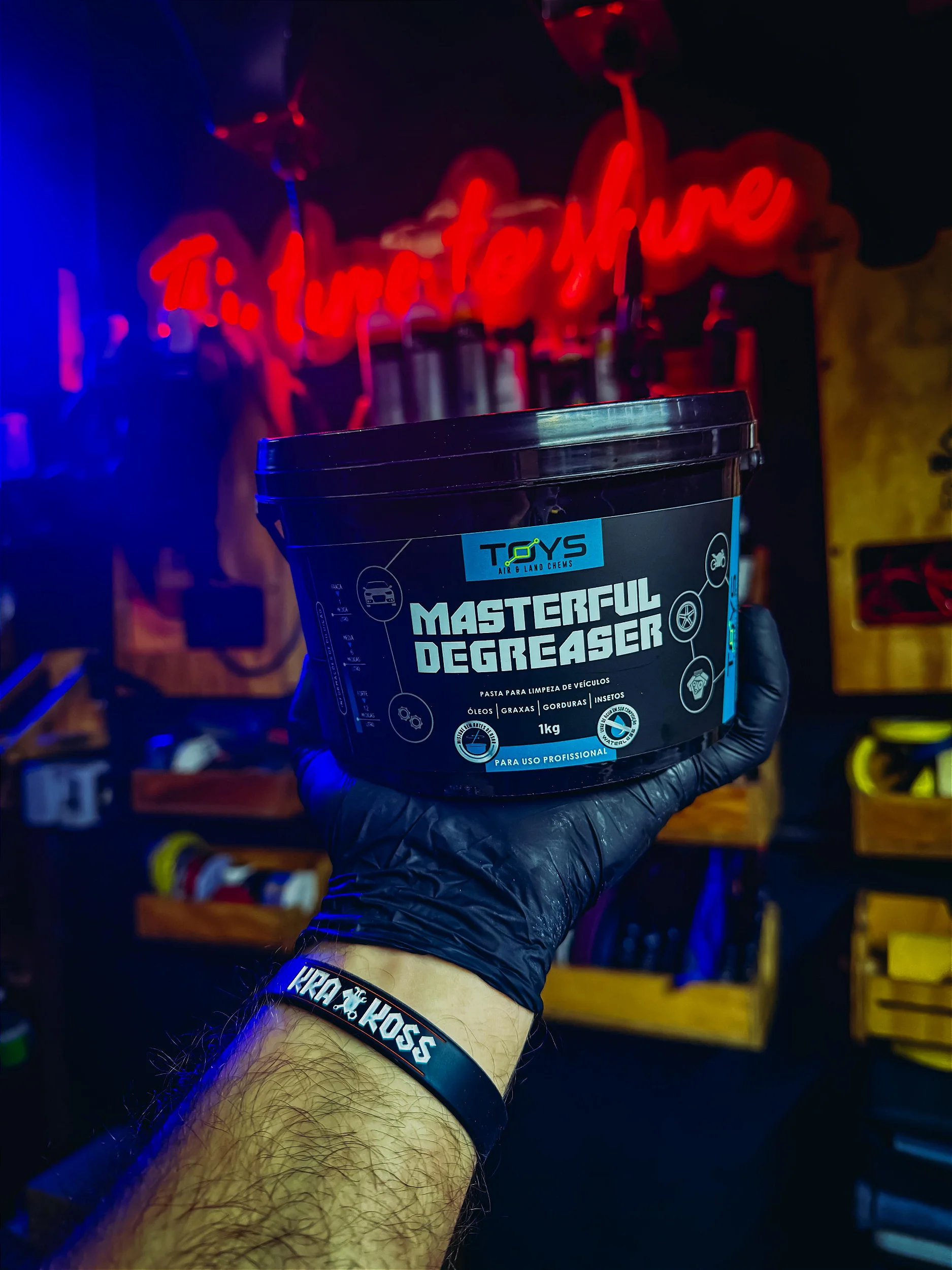 Embalagem do Masterful Degreaser 1kg, desengraxante sólido pastoso para uso profissional automotivo, em destaque sobre a mão do profissional Krakoss.