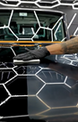 Comparativo meio a meio em capô de carro mostrando o resultado do SkyGloss Fusion, com brilho intenso e restauração visível na área aplicada em contraste com a parte sem tratamento.