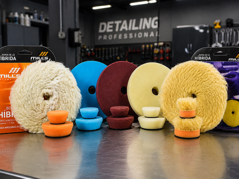 Boinas de polimento de diversos materiais para diferentes etapas de polimento. Marca Mills Automotive. Ao fundo ambiente profissional de estética automotiva.