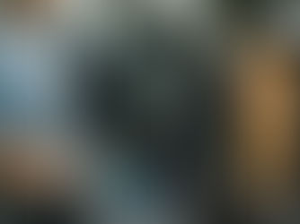 Imagem dividida em três partes mostrando os principais causadores de mau cheiro em carros: à esquerda, um homem fumando dentro do veículo; ao centro, bancos com manchas de mofo; à direita, um cachorro sentado no banco traseiro com pelos espalhados — ilustrando os odores de cigarro, mofo e cachorro no interior automotivo.