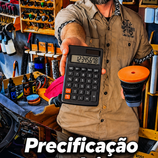 Profissional de estética automotiva em estúdio de detailing segura uma calculadora e uma boina de polimento ao lado de um carro preto, destacando o tema Precificação Estética Automotiva. Ao fundo, prateleiras organizadas com produtos e acessórios reforçam a gestão profissional e a valorização dos serviços de polimento e detalhamento automotivo.