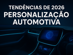 Interior futurista de carro iluminado com luzes LED azuis, painel digital moderno e texto “Tendências de 2026 Personalização Automotiva” destacado na parte superior da imagem.