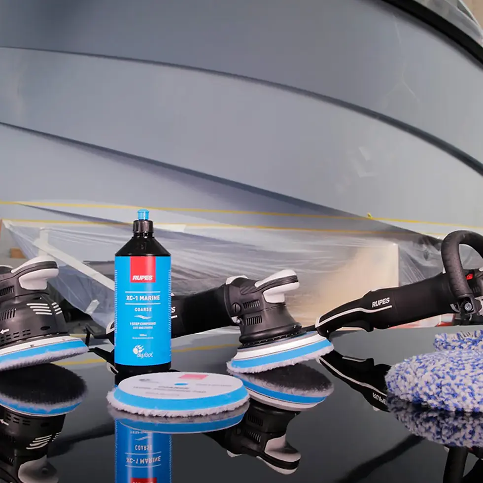 Três politrizes Rupes lado a lado em bancada profissional de estética automotiva, destacando design ergonômico e tecnologia avançada para polimento automotivo de alto desempenho.