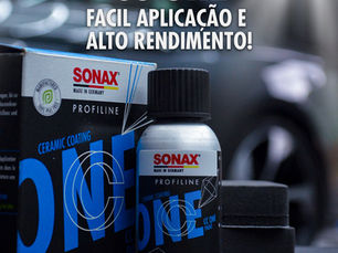 Embalagem do SONAX Ceramic Coating CC ONE com aplicador em destaque, carro ao fundo desfocado.