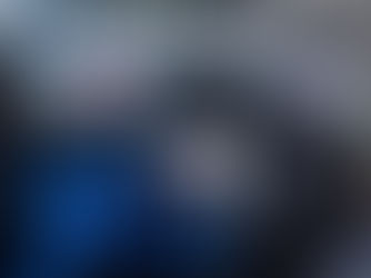 Embalagem do SONAX Ceramic Coating CC ONE com aplicador em destaque, carro ao fundo desfocado.