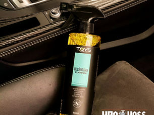 Limpador dedicado para alcântara posicionado acima do banco do carro, destacando o produto específico para limpeza segura e eficaz do revestimento automotivo.