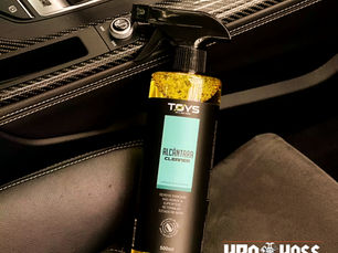 Limpador dedicado para alcântara posicionado acima do banco do carro, destacando o produto específico para limpeza segura e eficaz do revestimento automotivo.